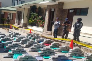 Interceptan minibús con marihuana