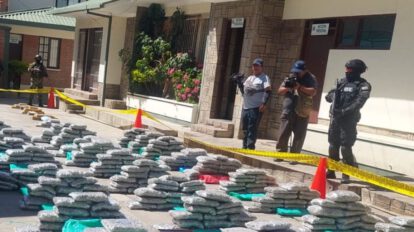 Interceptan minibús con marihuana