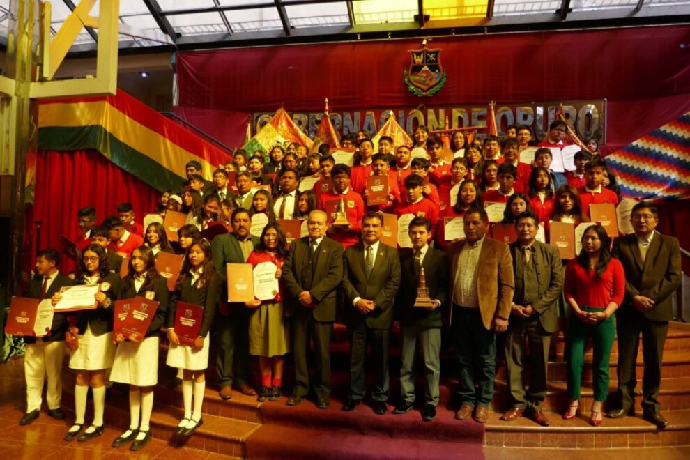 Reconocimiento a estudiantes orureños por su destacada participación en la olimpiada científica