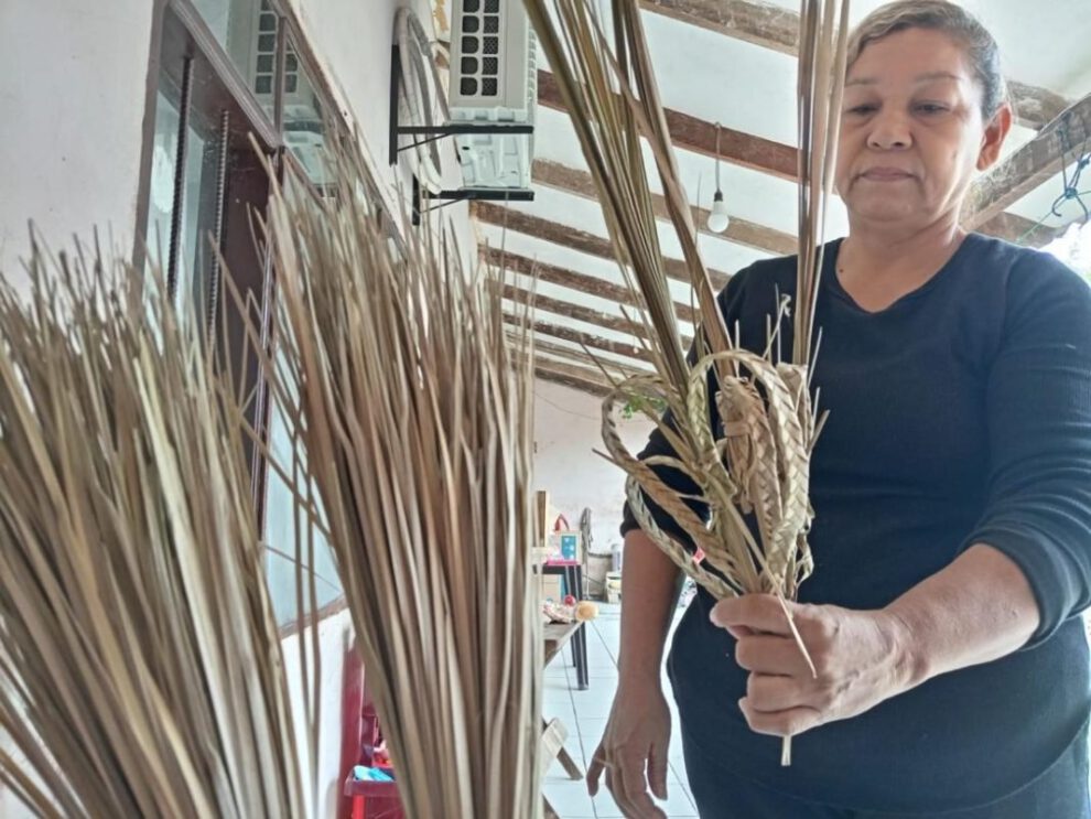 Inundaciones en Paurito afectan producción de tejedoras de ramos para Semana Santa