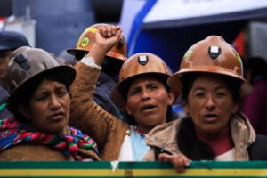 Fotografía de archivo que muestra a mujeres aymaras bolivianas participando en una marcha en el marco del Día Internacional de la Mujer