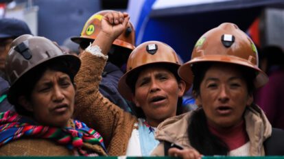 Fotografía de archivo que muestra a mujeres aymaras bolivianas participando en una marcha en el marco del Día Internacional de la Mujer