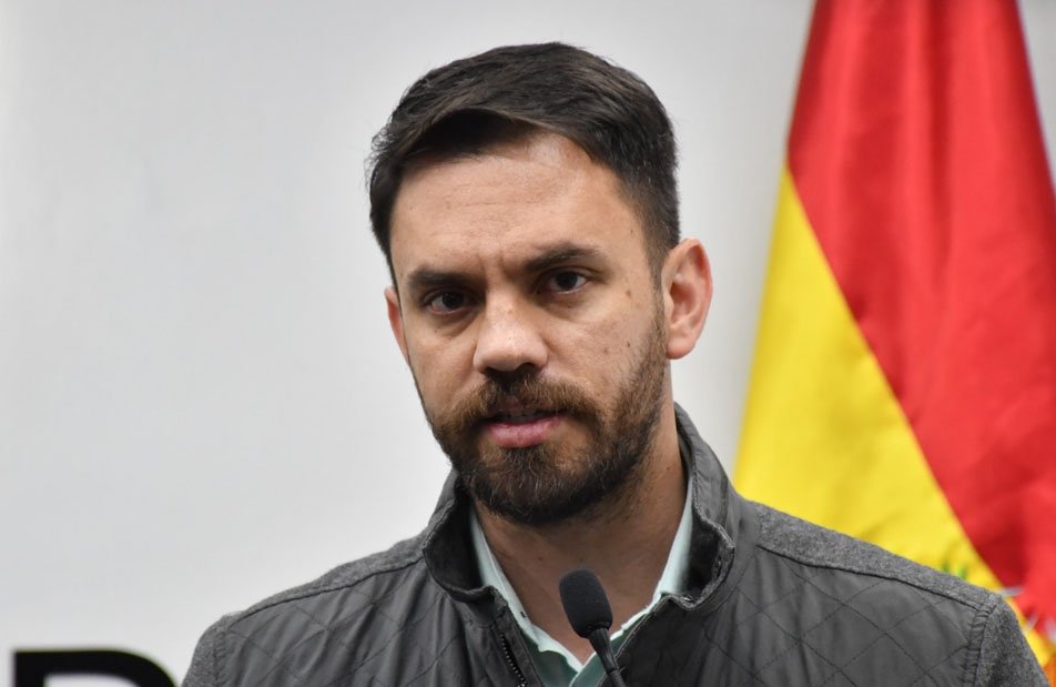 Ministro Del Castillo niega haber recibido notificación sobre traslado de Valda