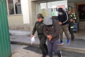 Sargentos de la policía intentando ingresar alcohol al penal de San Pedro