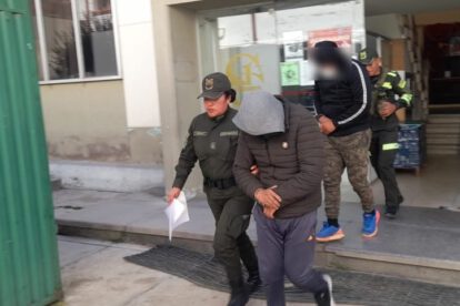 Sargentos de la policía intentando ingresar alcohol al penal de San Pedro