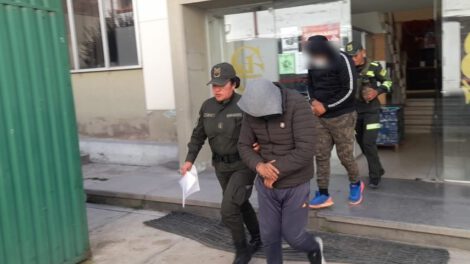 Sargentos de la policía intentando ingresar alcohol al penal de San Pedro