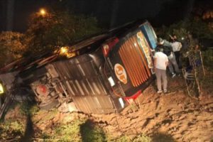 Accidente de bus en Santa Cruz dejó dos muertos y 18 heridos