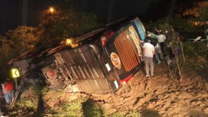 Accidente de bus en Santa Cruz dejó dos muertos y 18 heridos