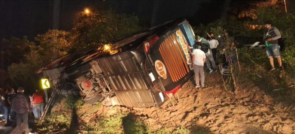 Accidente de bus en Santa Cruz dejó dos muertos y 18 heridos
