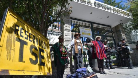 Indígenas originarios crucifican TSE exigiendo participación política