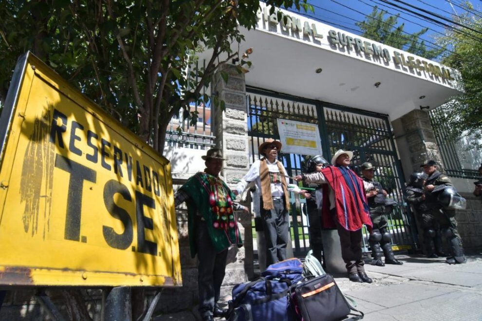 Indígenas originarios crucifican TSE exigiendo participación política