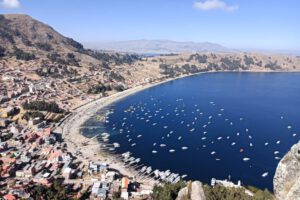 Peregrinación a Copacabana con resguardo de la Armada Boliviana