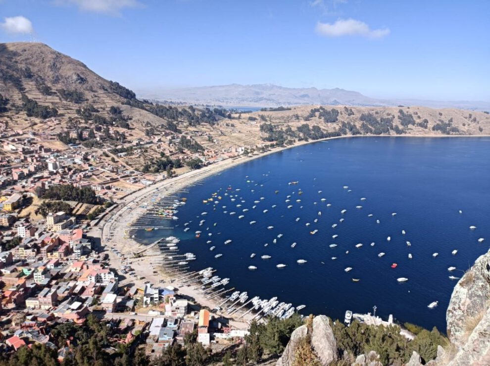 Peregrinación a Copacabana con resguardo de la Armada Boliviana