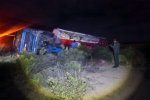 Camión cisterna vuelca en la carretera Oruro-Pisiga