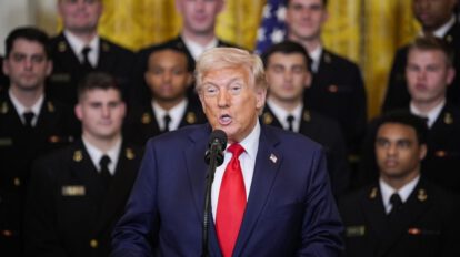 Gobierno de Trump en desacato por envío de migrantes