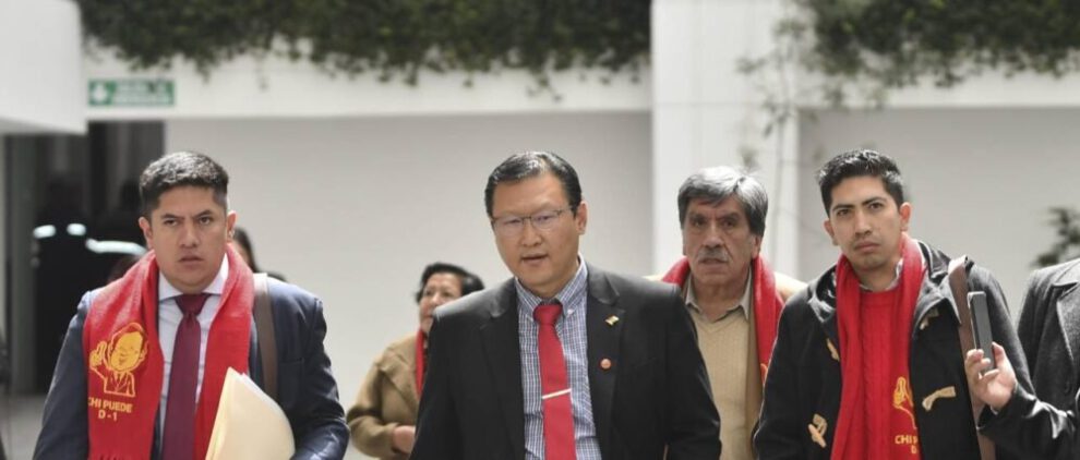 Chi Hyun Chung y sus seguidores en la recolección de firmas