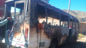 Incendio en bus escolar por explosión de garrafa de GLP