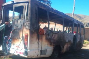 Incendio en bus escolar por explosión de garrafa de GLP