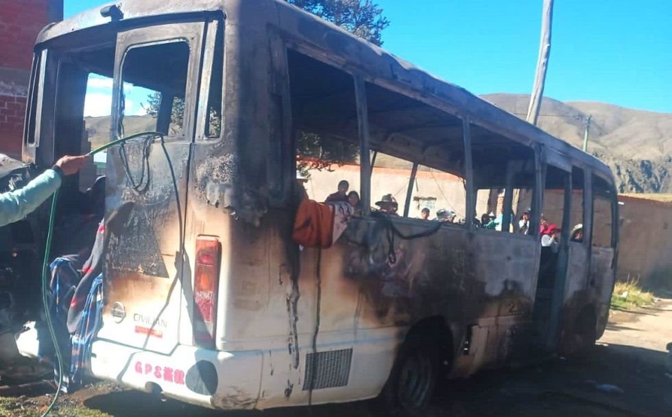 Incendio en bus escolar por explosión de garrafa de GLP