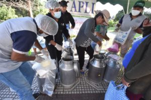 Productores lecheros protestan vendiendo leche a 6 bolivianos
