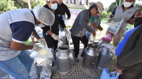 Productores lecheros protestan vendiendo leche a 6 bolivianos