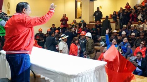 Presidente Arce advierte sobre candidatos opositores en el aniversario de la COB