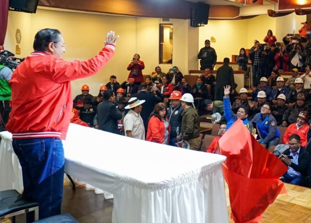 Presidente Arce advierte sobre candidatos opositores en el aniversario de la COB