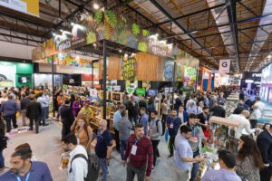 Feria APAS 2025 con empresarios bolivianos