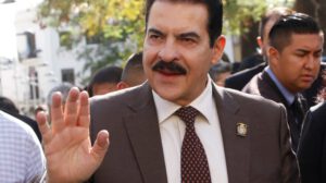 Manfred Reyes Villa define a su acompañante de fórmula con encuesta