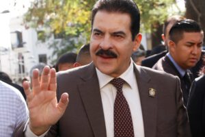 Manfred Reyes Villa define a su acompañante de fórmula con encuesta