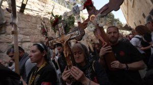 Peregrinos celebran el Viernes Santo en Jerusalén