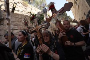 Peregrinos celebran el Viernes Santo en Jerusalén