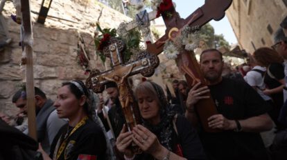 Peregrinos celebran el Viernes Santo en Jerusalén
