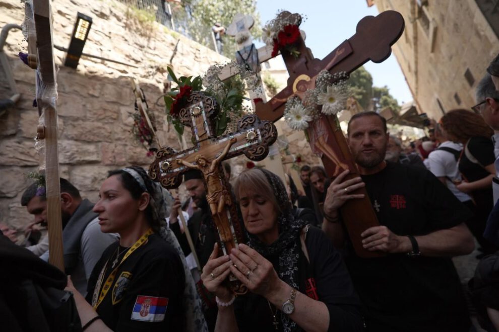 Peregrinos celebran el Viernes Santo en Jerusalén