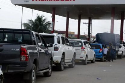 Filas de vehículos por gasolina en La Paz y Cochabamba