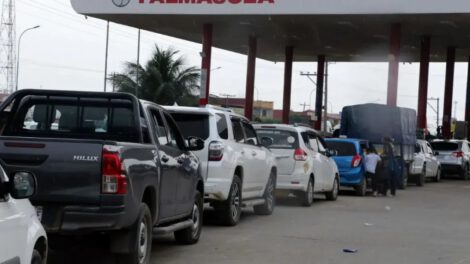 Filas de vehículos por gasolina en La Paz y Cochabamba