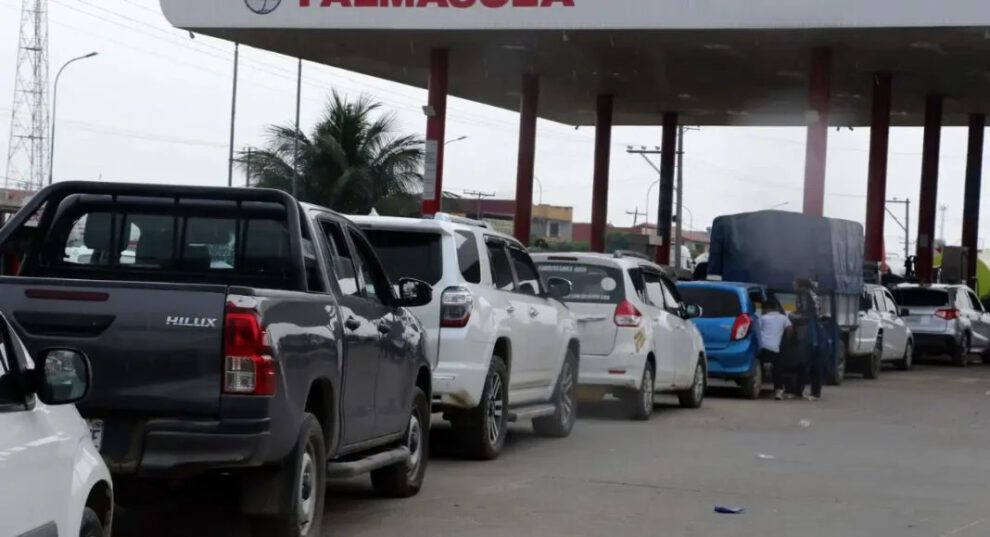 Filas de vehículos por gasolina en La Paz y Cochabamba