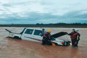 Rescate de jóvenes cuyo vehículo quedó varado al cruzar un río en Santa Cruz