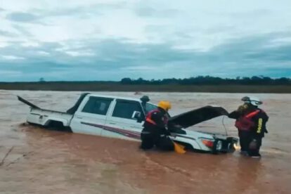 Rescate de jóvenes cuyo vehículo quedó varado al cruzar un río en Santa Cruz