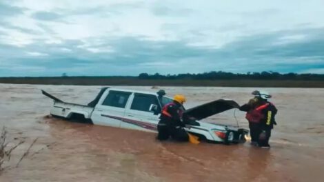Rescate de jóvenes cuyo vehículo quedó varado al cruzar un río en Santa Cruz