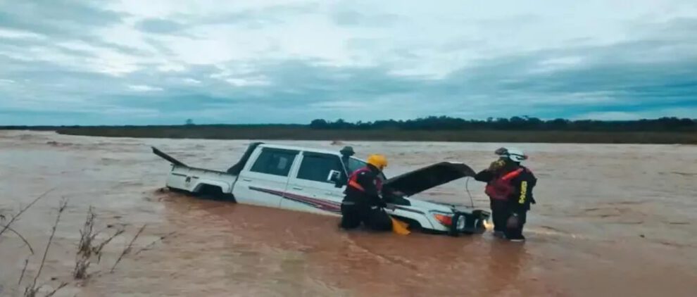 Rescate de jóvenes cuyo vehículo quedó varado al cruzar un río en Santa Cruz