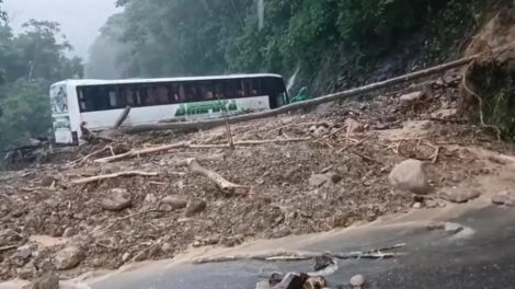 Deslizamiento de mazamorra en la carretera Cochabamba - Santa Cruz