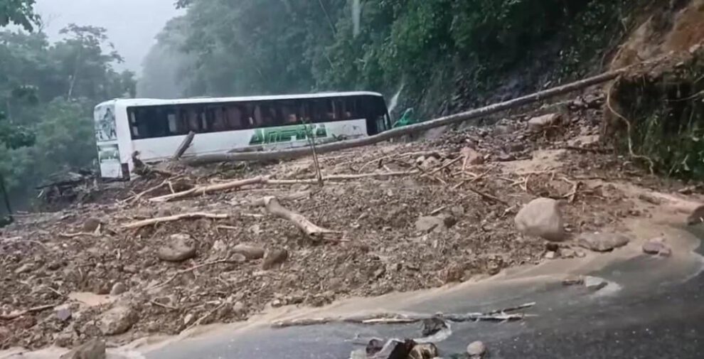 Deslizamiento de mazamorra en la carretera Cochabamba - Santa Cruz