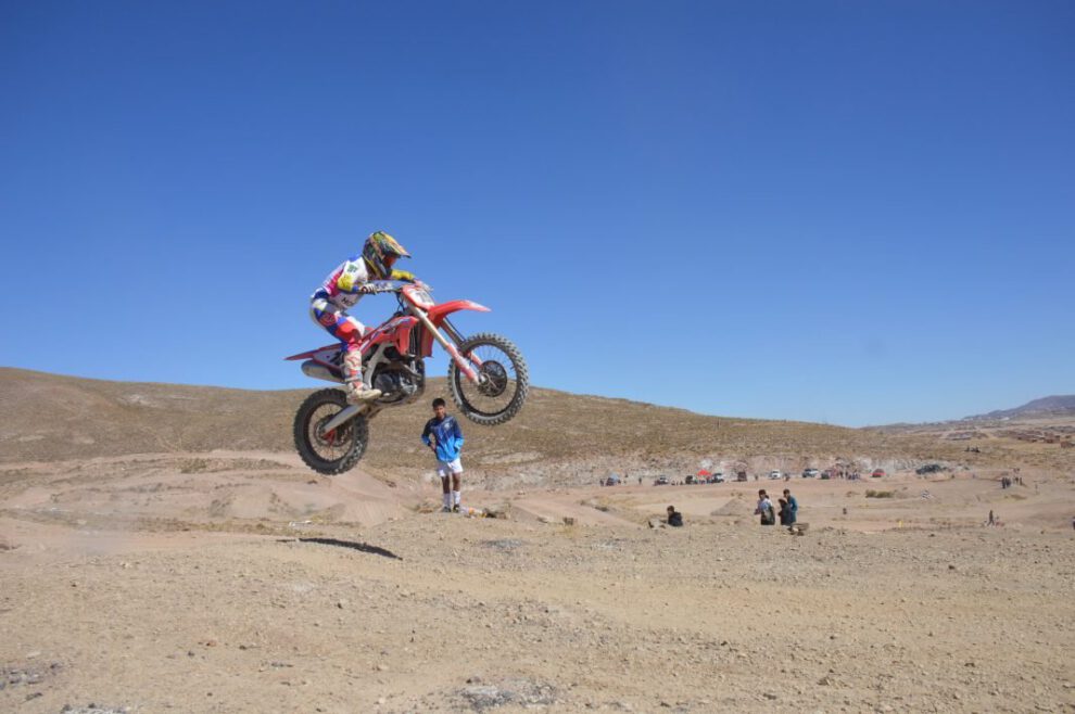Competencia municipal de motociclismo en el circuito Jorge Villarreal Michel