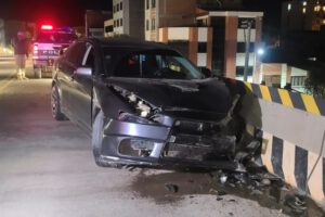 Conductor pierde el control e impacta su vehículo en el Paso a Desnivel