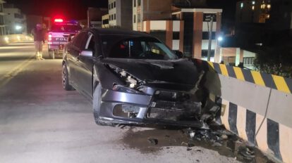 Conductor pierde el control e impacta su vehículo en el Paso a Desnivel