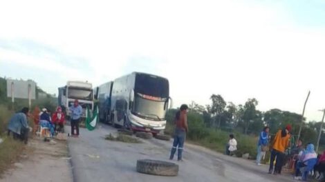 Bloqueo carretera bioceánica por el pueblo ayoreo