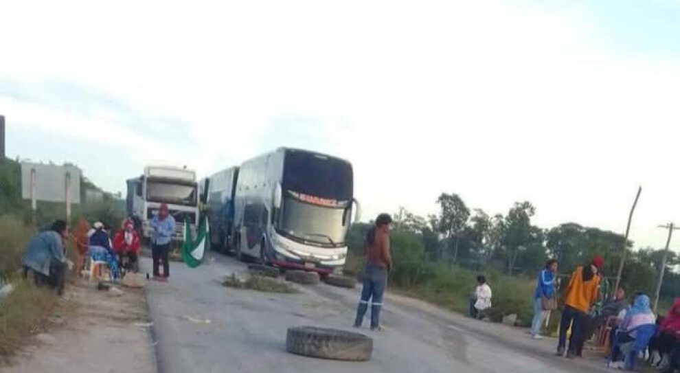 Bloqueo carretera bioceánica por el pueblo ayoreo