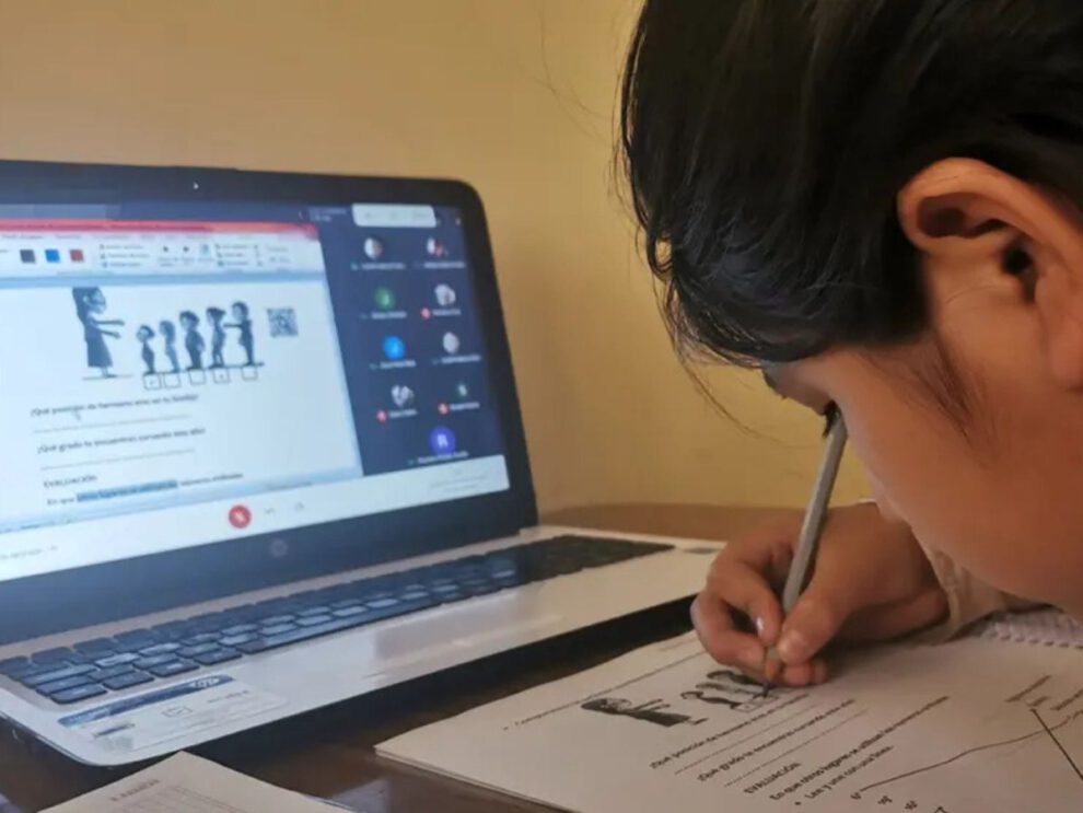 Una niña pasa clases a distancia debido a infecciones respiratorias