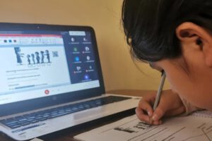 Una niña pasa clases a distancia debido al aumento de infecciones respiratorias